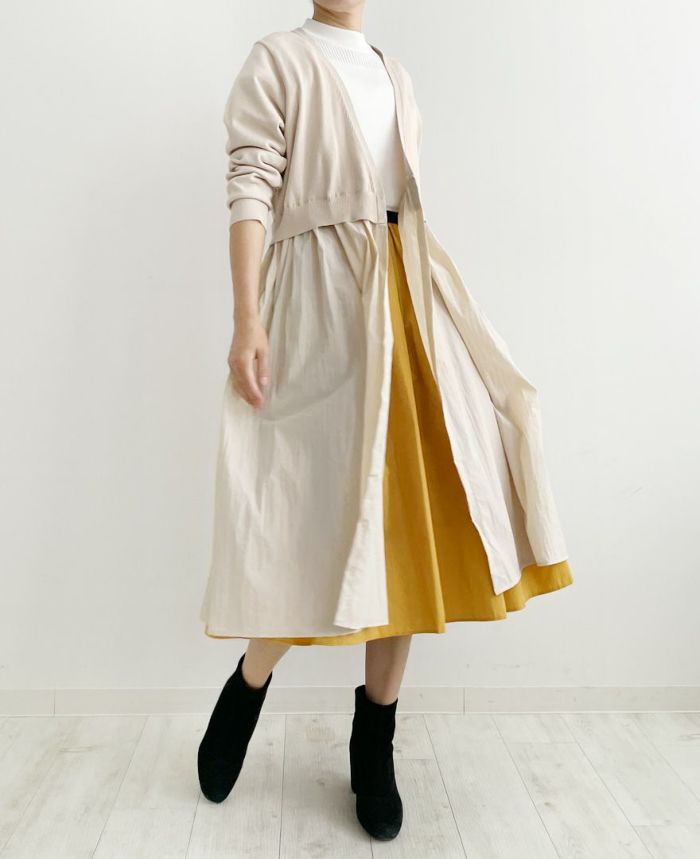 2022年トレコード秋の新作タフタニットカシュクールカーディガン。ベージュカラーにサフランカラーのスカートを合わせて秋らしくコーディネート。