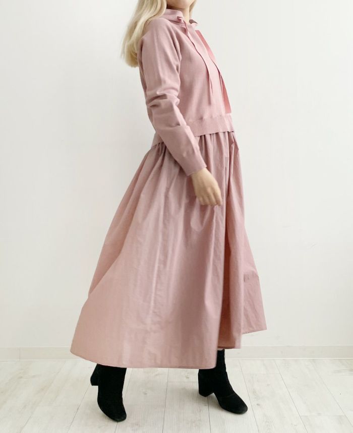 2022年トレコード秋の新作タフタニットワンピース。フード付きニットにタフタがドッキングした1枚でおしゃれが決まるワンピース。ピンクカラーのワンピースは暗くなりがちな秋のコーディネートをぱっと明るくしてくれます。