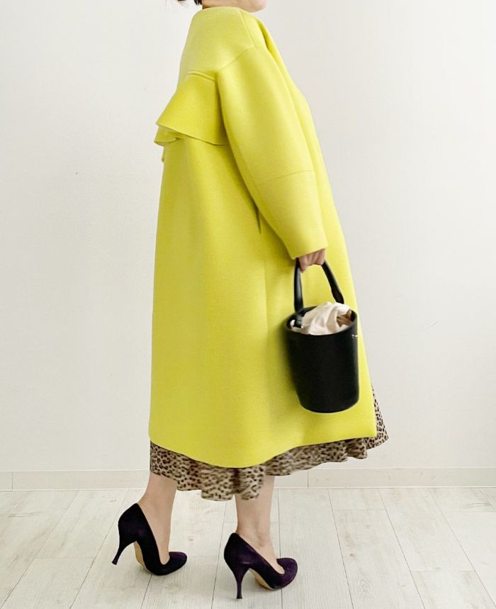 毎年人気のトレコードのバックフリルコートが2022年も登場。軽いダンボールニット素材にゆったりしたサイズ感で着心地抜群。黄色のコートはコーディネートのアクセントに使えるお目立ちカラー。