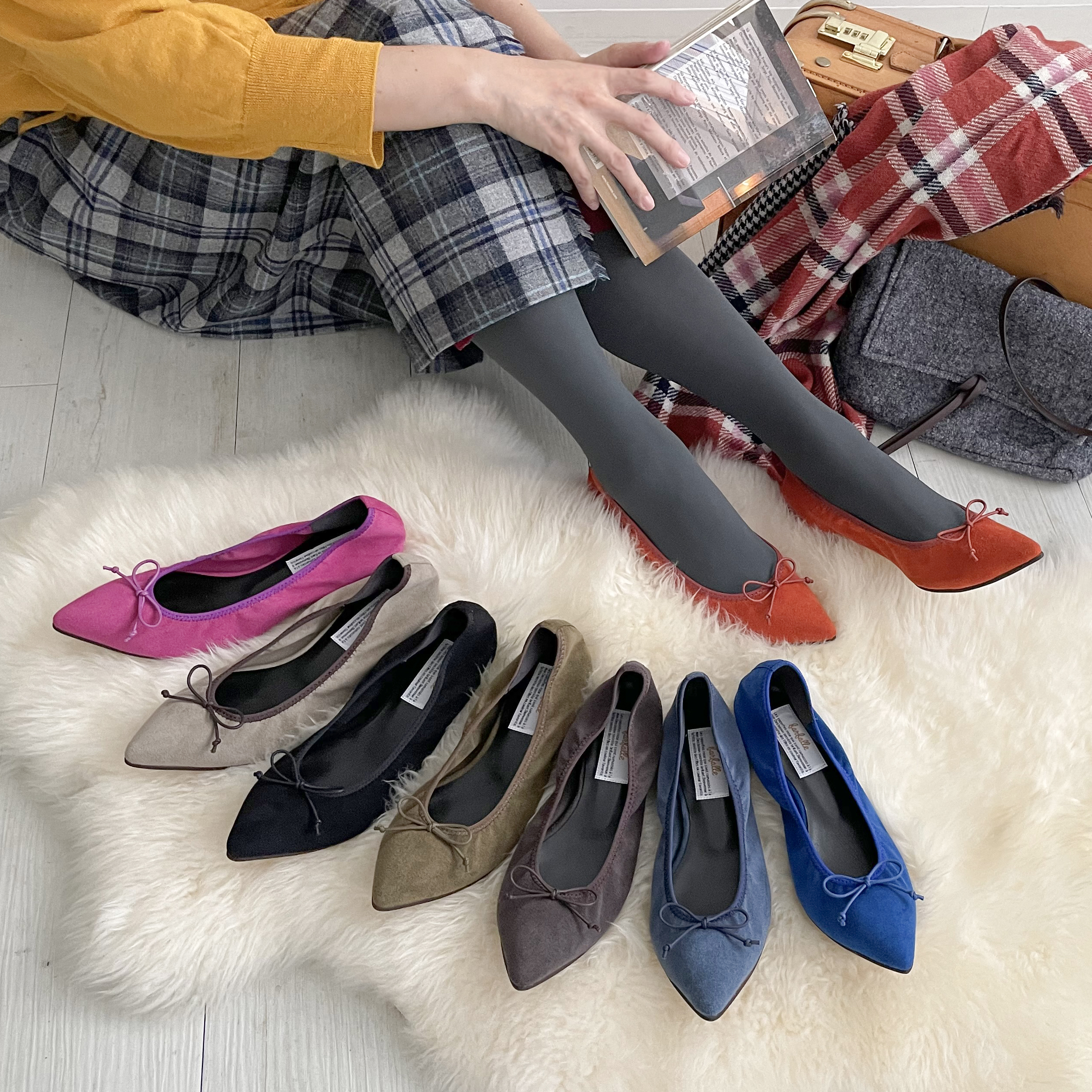 farfalle2022年秋の新作neoギャザーバレエ。履き口にゴムの入った脱げにくいデザインで、ポインテッドトゥがシックな印象。