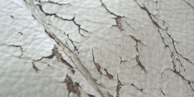 ポリウレタン樹脂を使用した人工皮革は使用年数とともに表面がべたべたしたりひび割れてくる加水分解という現象がおきます