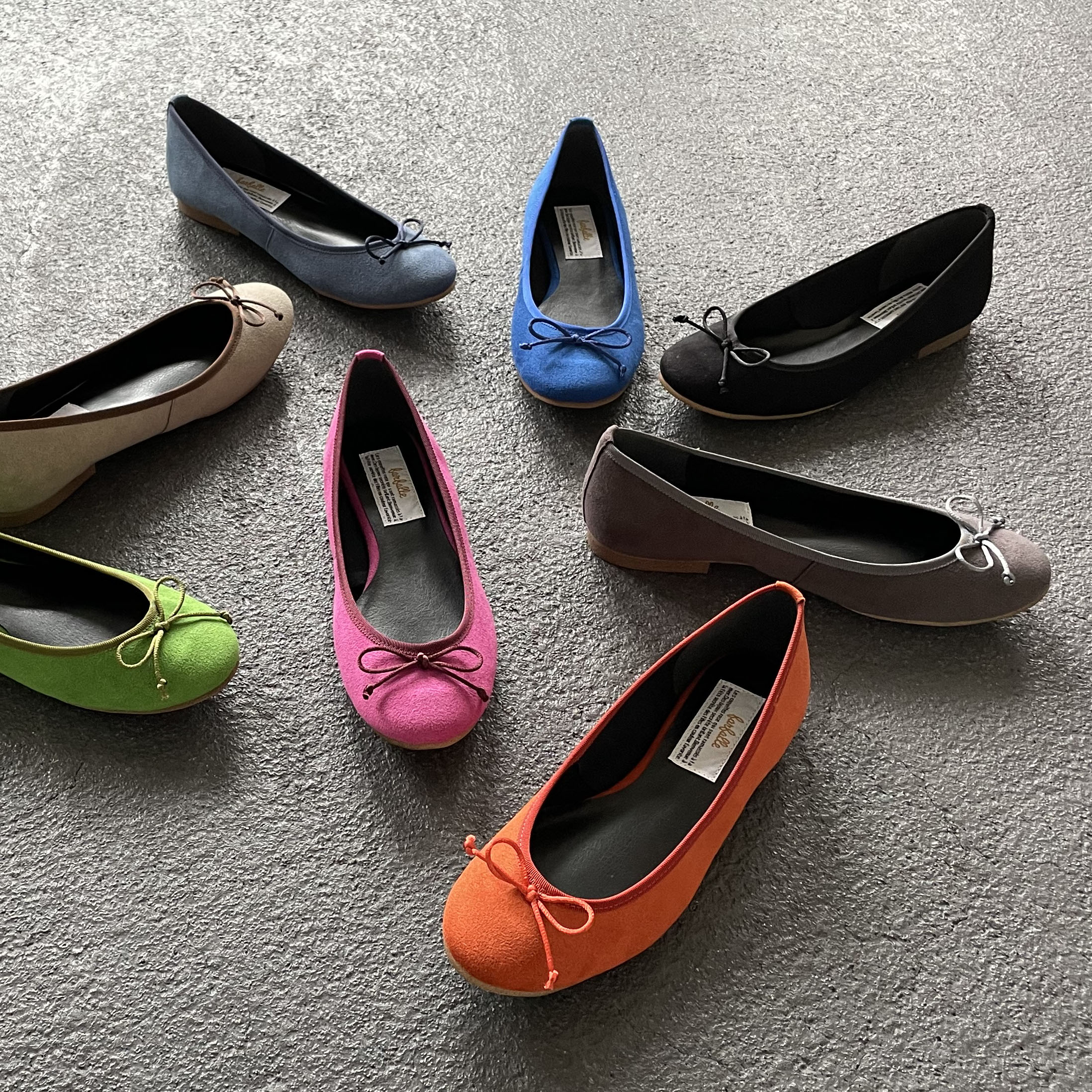 farfalle2022年秋の新作neoバレエ。スウェード調の生地にこっくりしたオレンジや緑のカラーが秋らしいバレエシューズです。