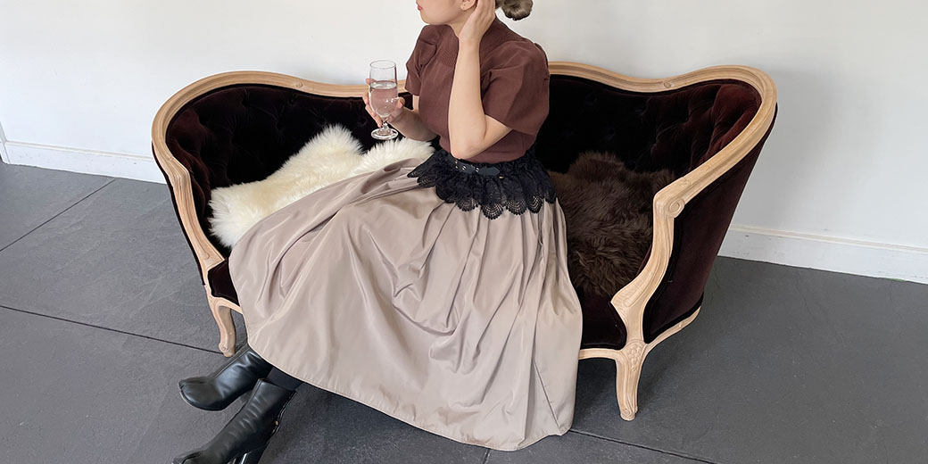 グレージュの神戸・山の手スカートにブラウンのパフスリーブニットを合わせたシックなスタイル。トレコードの定番人気アイテムから新作トップスやコートまで、秋に使えるアイテムを沢山ご用意しております。