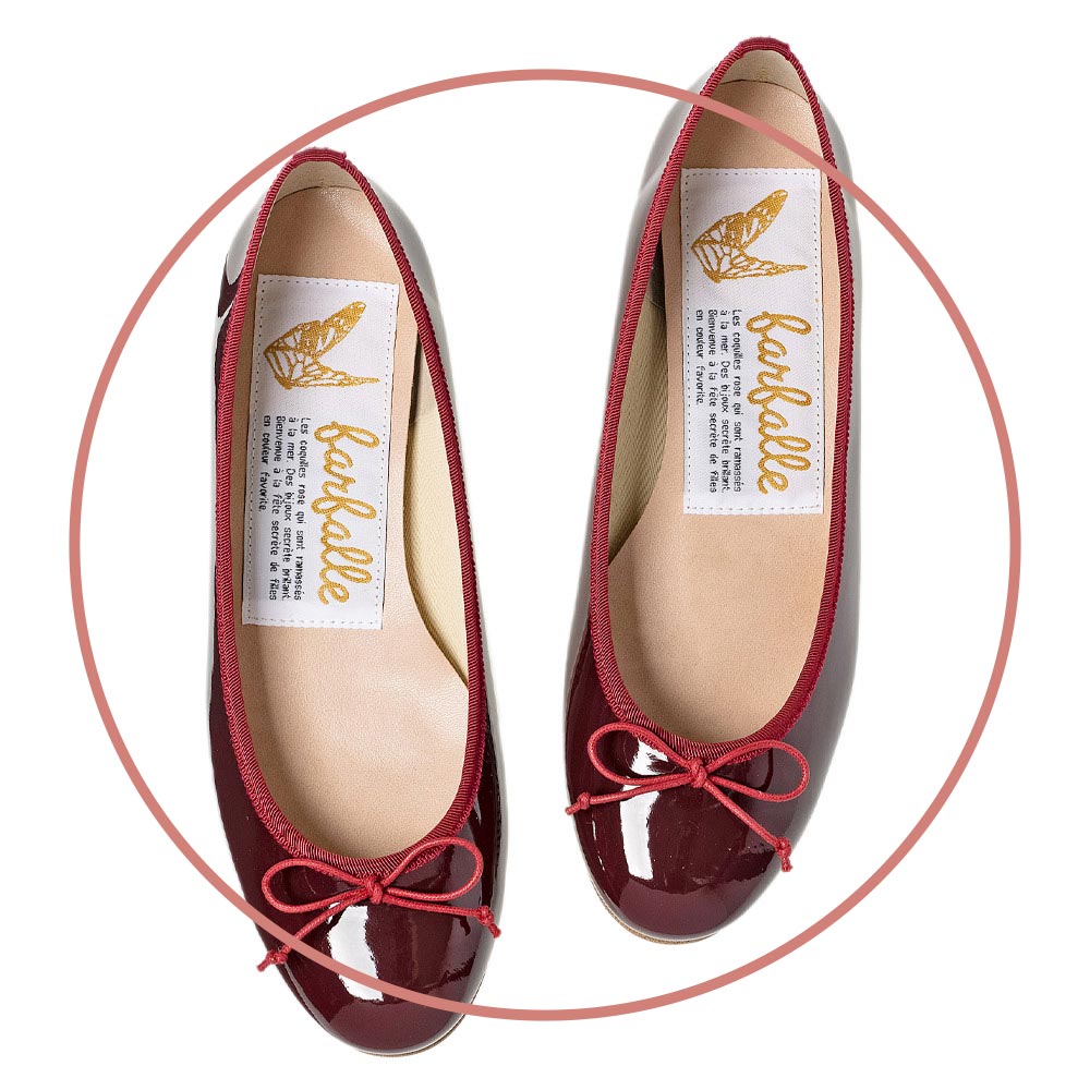 farfalle（ファルファーレ）公式オンラインショップで取り扱いのある【NEW】バレエエナメルのレッドカラーの靴。他にもカラー展開は11色もあり、サイズ展開は21.5cm～25cmとなっております。