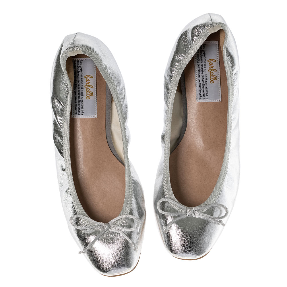 farfalle（ファルファーレ）公式オンラインショップで取り扱いのあるスクエアギャザーバレエのシルバーカラーの靴。他にもカラー展開は4色もあり、サイズ展開は22cm～25cmとなっております。