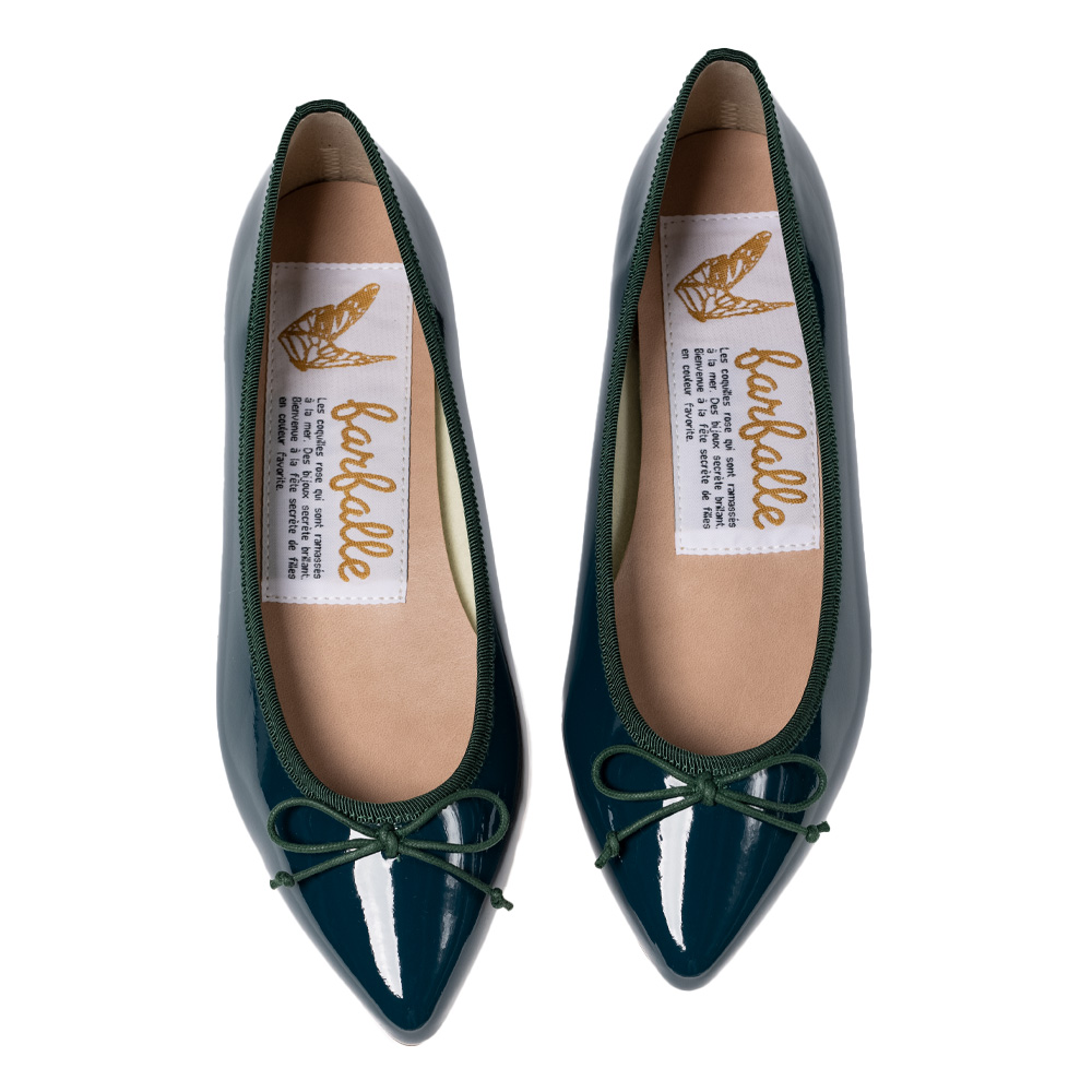 farfalle（ファルファーレ）公式オンラインショップで取り扱いのあるナタリーエナメルのオリーブカラーの靴。他にもカラー展開は13色もあり、サイズ展開は21.5cm～25cmとなっております。