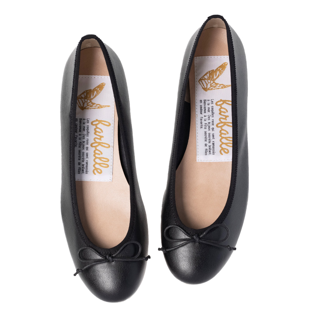 farfalle（ファルファーレ）公式オンラインショップで取り扱いのあるバレエスムースのブラックカラーの靴。他にもカラー展開は4色もあり、サイズ展開は22cm～25cmとなっております。