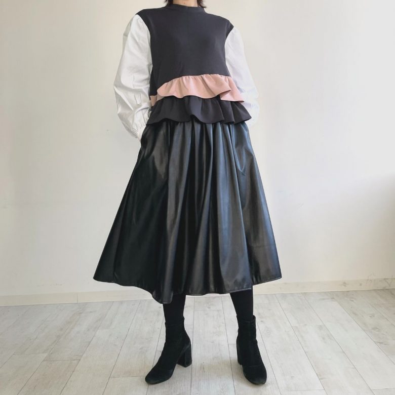 フェイクレザーアイテムもデイリーに使いやすくなった神戸・山の手フェイクレザースカートのブラック。フリルやペプラムなどの女性らしいアイテムと合わせるのがおすすめ！