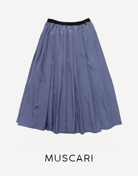絶妙なくすみ加減がコーデを上品にドレスアップしてくれる神戸・山の手スカート　ムスカリブルー。鮮やかすぎない程よいブルーのカラースカートは春にぴったり！