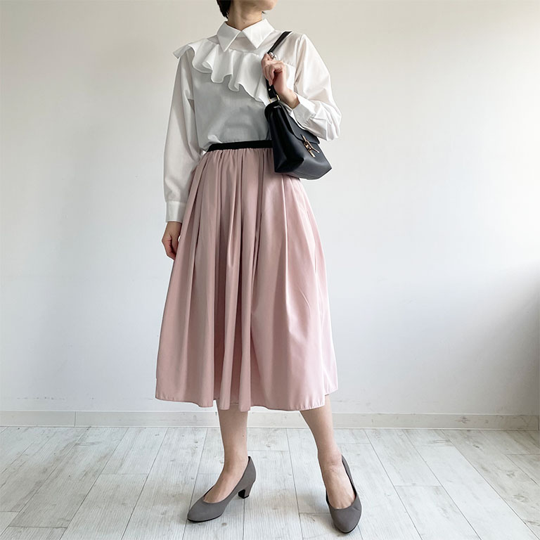 お仕事中でも季節にあったコーデを楽しみたい！そんな方はトレコードの神戸・山の手スカート　ライトピンクのスカートが春オフィスカジュアルコーデにとってもおすすめ！