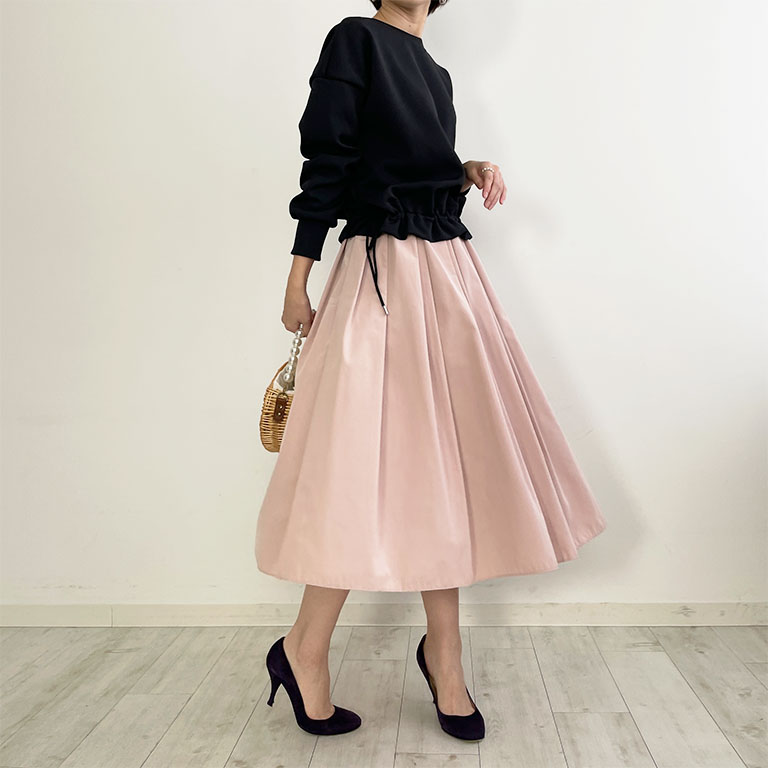 桜のように柔らかくそして優しさを感じるトレコードの神戸・山の手スカート　ライトピンク。女性らしさ漂うピンクのスカートにはあえて黒のアイテムを合わせることでメリハリのあるスタイリングに！パールアイテムをチラ見せすることで、女性の艶感も感じることができます！