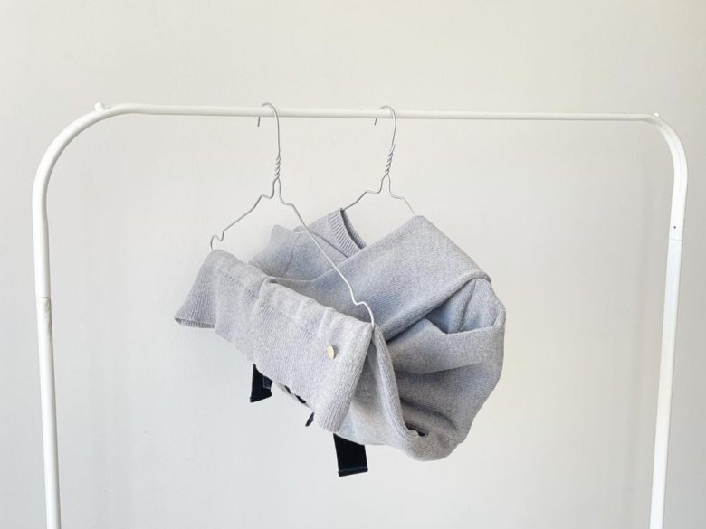 衣替え直前！ニットのお手入れ方法。ニットのお洗濯が終わった後は平干しがおすすめ！ハンバーやタオルを上手く使えば簡単に平干しができます