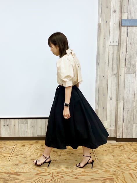 定番のブラックは神戸・山の手スカートを選ぶ上で一人一枚は持っておいて欲しい必需品！ふんわり上品に決まるミモレ丈にお袖がぽわんとしたブラウスを合わせることで大人かわいいコーデの完成です。