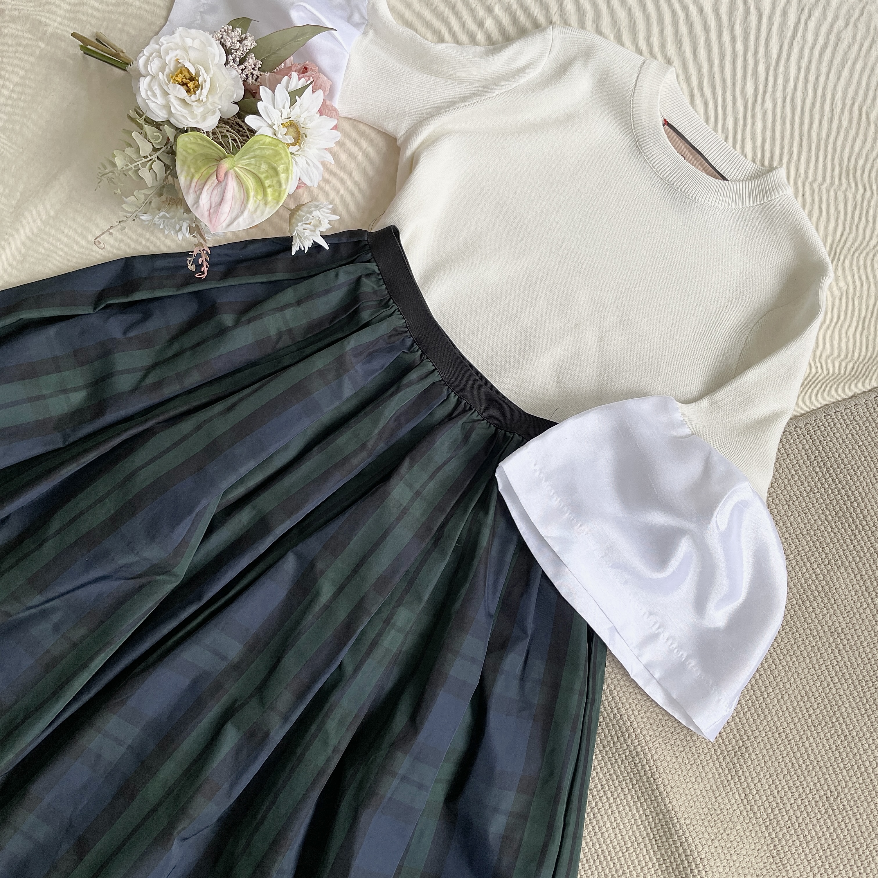 母の日のギフトにおすすめな神戸・山の手スカート タータン。深みのあるグリーンのブラックのチェック柄がコーデに上品さをプラスしてくれます。ウエストゴムと選べる3丈でどんな方でも着て頂きやすいアイテムです