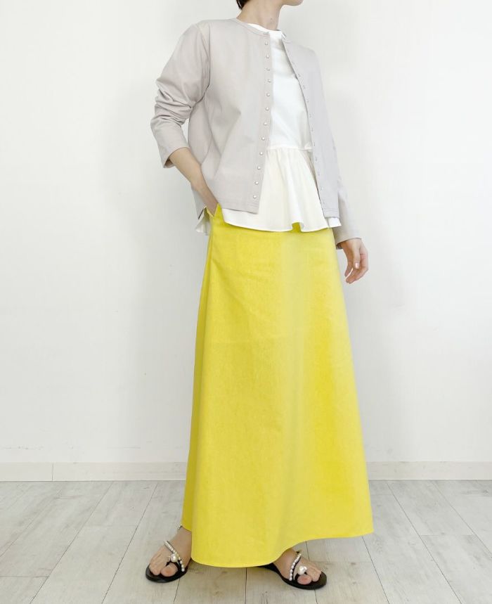 リネン・コットン混のAラインスカートの鮮やかイエロースカートにペプラムTシャツを合わせた大人クールなコーディネート。
