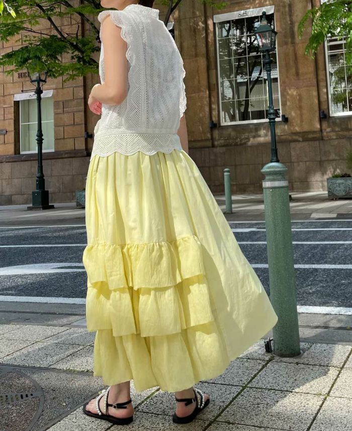 片側についた段々フリルがシンプルなスカートに女性らしさをプラスしてくれる夏にぴったりなコットンスカート