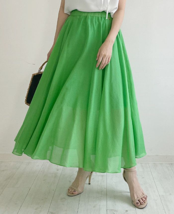 程よい透け感でヘルシーに着こなせるコットン100%のフレアスカート。鮮やかなグリーンが暑い夏コーデに華やかさをプラスしてくれます