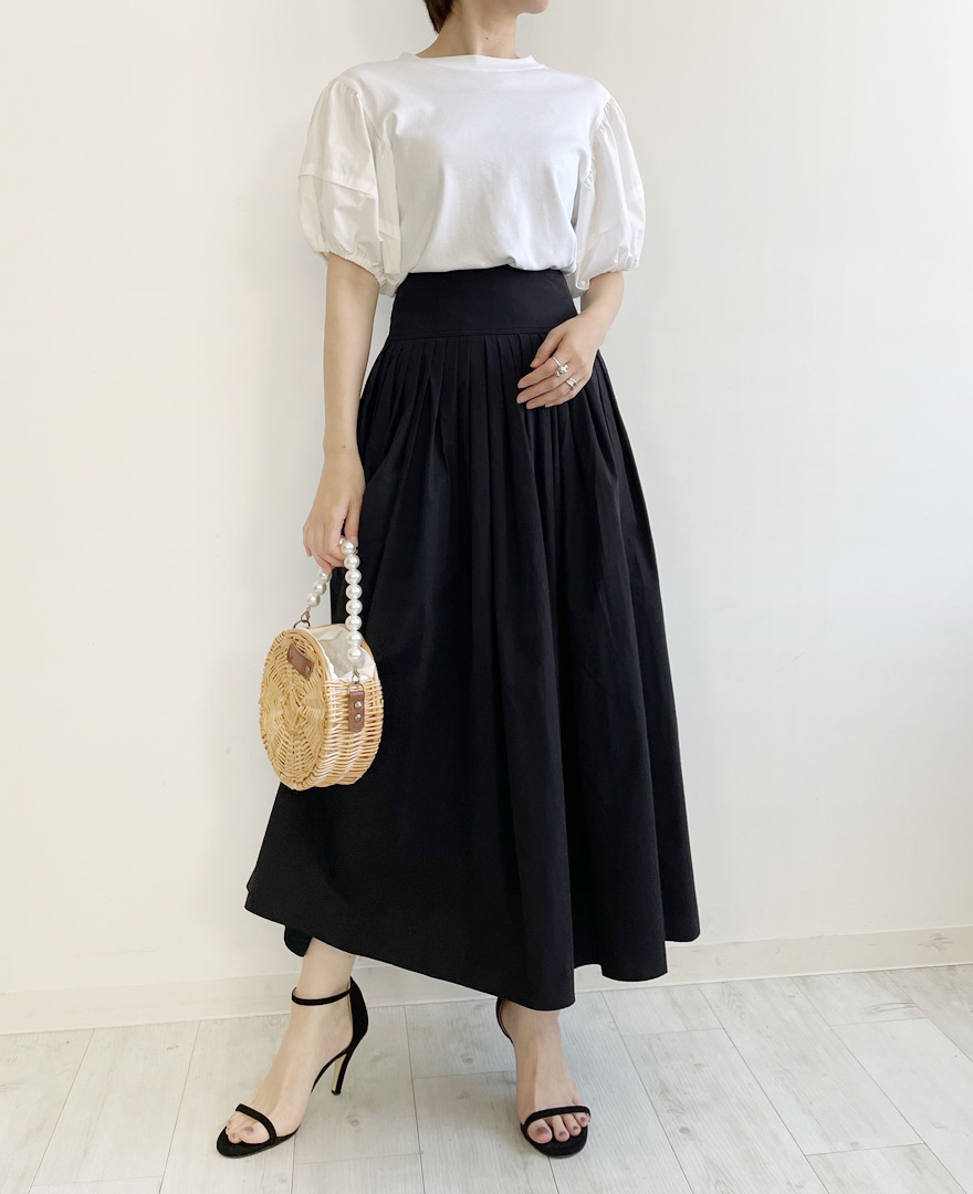 ウエストがきゅっとマークされており、裾にかけてたっぷりと生地を使用したスカートのシルエットは足さばきも良く、夏にピッタリなコットンスカート。白のトップスに黒のスカートを合わせたモノトーンコーデ