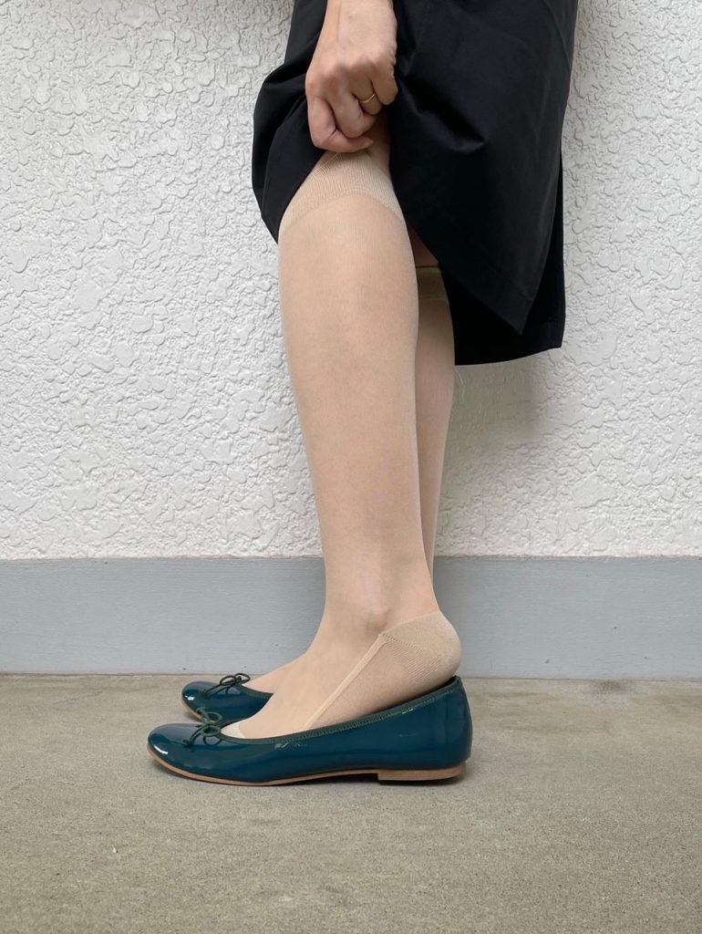 暑い夏にファルファーレのレディースパンプスやバレエシューズを快適に履くときに便利なのがカバーソックスと膝下ストッキングが合体した靴下屋の商品です。ずれてこないのと素肌が美しく見えるのがおすすめのポイントです。