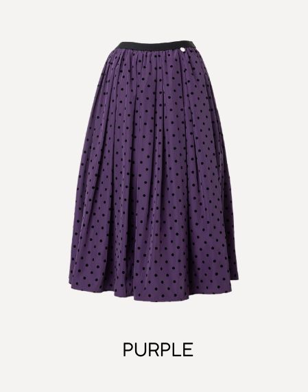 コーデの主役になる鮮やかな紫をベースにしたウエストゴムのふんわりフレアスカート。神戸・山の手フロッキードットスカート　パープル