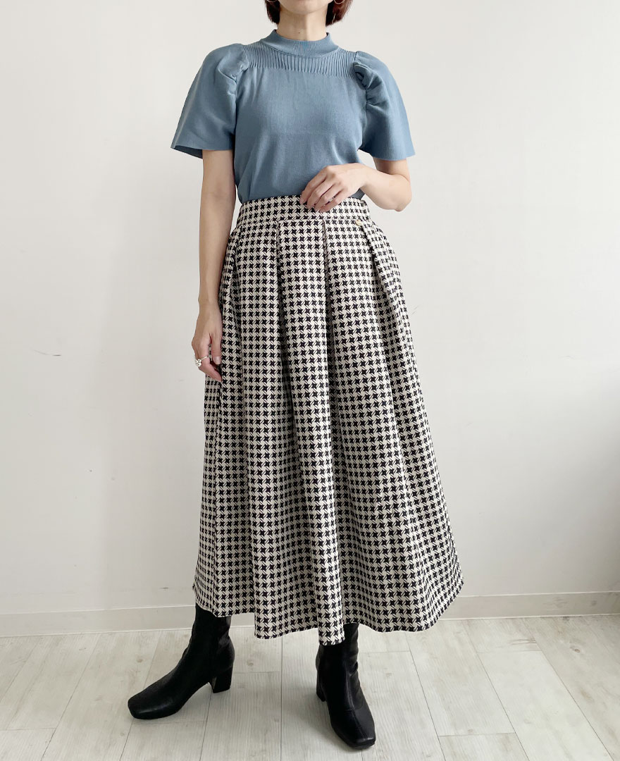 穿くだけで秋コーデにシフトチェンジ!TRECODEで人気のバックファスナーフレアスカートのシリーズに千鳥格子柄が登場しました。上半身をすっきりと見せてくれるパフスリーブニットを合わせて大人上品コーデの完成!