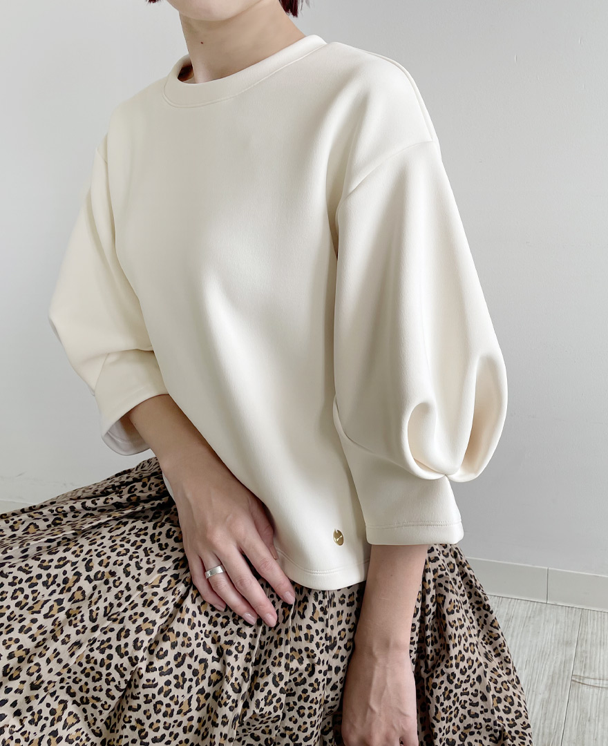TRECODEで大人気のタックスリーブダンボールプルオーバーに新色登場!少し黄みがかったホワイトです。少し艶感のあるダンボール生地が上品さを演出。ゆったりとしたサイズ感なので、楽ちんキレイめコーデが完成します