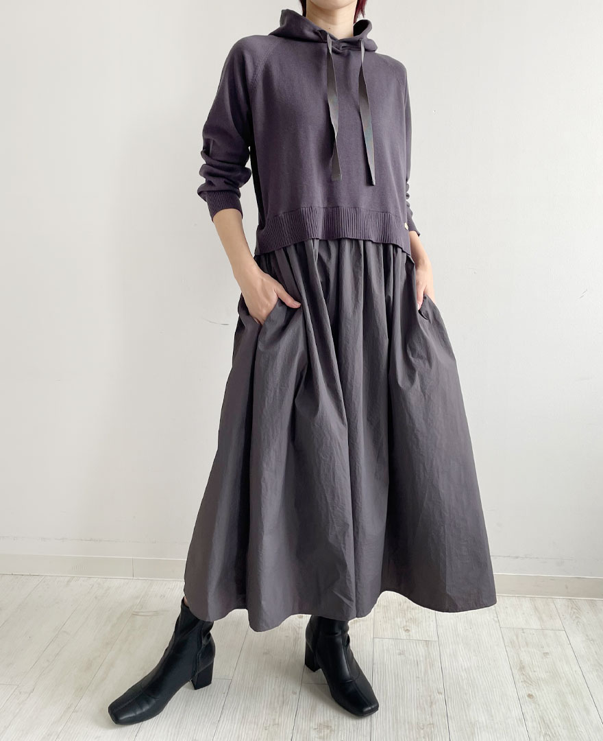 くしゅっとしたタフタ生地とフード付ニットがドッキングした一枚でお洒落に着こなせるロングワンピースが2023秋冬に再登場!フードから伸びるグログランリボンが女性の可愛らしさをプラスしてくれます!