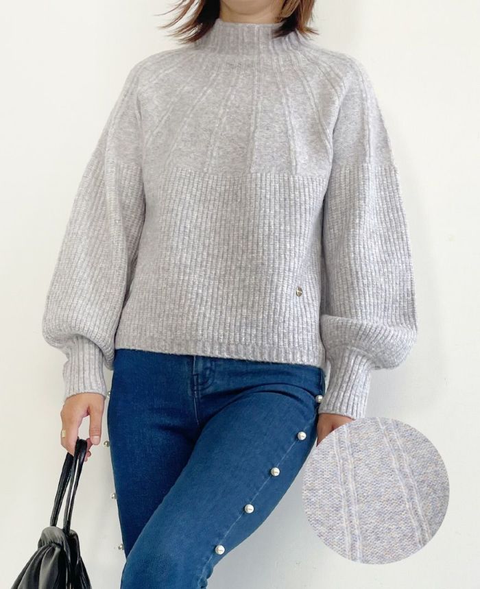 さまざまな色が編み込まれた糸を使用しているメランジキュウシンニット。一枚でとても暖かく、寒い冬には活躍すること間違いなしなハイネックニット