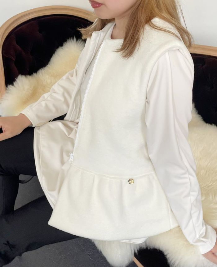 昨年大好評につき、今年はリニューアルを経て再登場したフリースベスト!カジュアルなテイストになりがちなフリースベストもペプラムをあしらうことで女性らしい雰囲気に