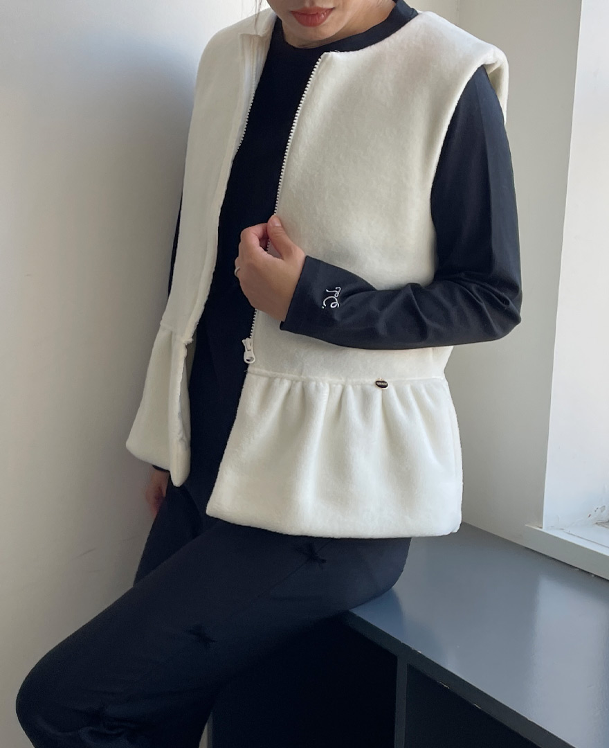 昨年大好評につき、今年はリニューアルを経て再登場したフリースベスト!カジュアルなテイストになりがちなフリースベストもペプラムをあしらうことで女性らしい雰囲気に