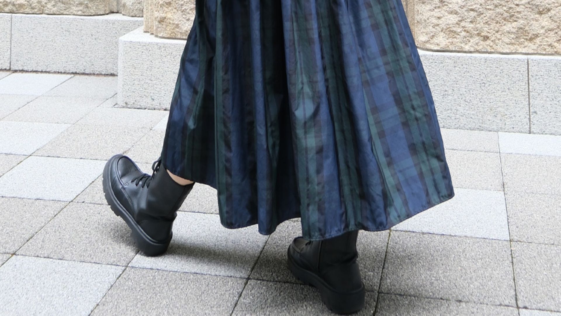 季節の変わり目は、毎日の洋服選びが本当に悩ましいものですよね。

そこでおすすめしたいのが、「今買って、秋冬までずっと着回せる」タータンチェック柄の神戸・山の手スカートです！