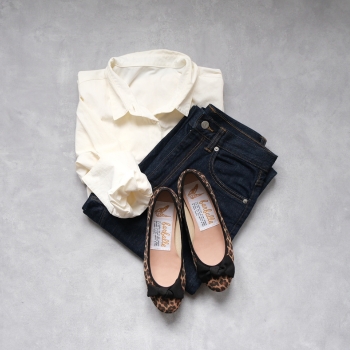 白シャツにデニムの永遠のクラシックスタイルにレオパード柄のバレエシューズをあわせて。