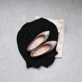 白黒のモノトーンスタイルにはグレーベースのパイソン柄のポインテッドシューズで大人のキレイ目クールコーデが完成