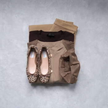 全身トレンドのブラウンコーデもアニマル柄のシューズを合わせれば個性をアピールできる。