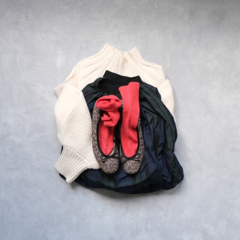 チェックのスカートとレオパード柄のばれシューズ。柄同士を組み合わせた個性派コーデもプレイフルでたのしい。