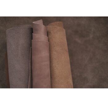 柄にインパクトのあるアニマル柄はスエードやヌバックなどナチュラルな風合いのもので取り入れるのがおすすめ