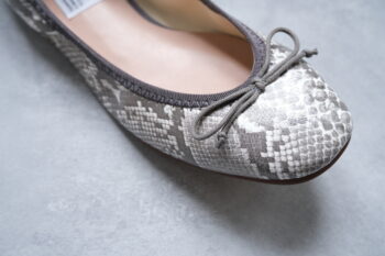 優しいニュアンスカラーのファルファーレのパイソン柄は強すぎないフェミニンな印象。