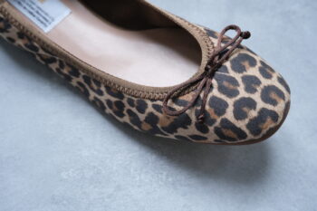 ベージュベースにベーシックカラーで構成されたレオパード柄は今年トレンドのブラウンコーデやモノトーンスタイル、カラーコーデにも自然に馴染む。