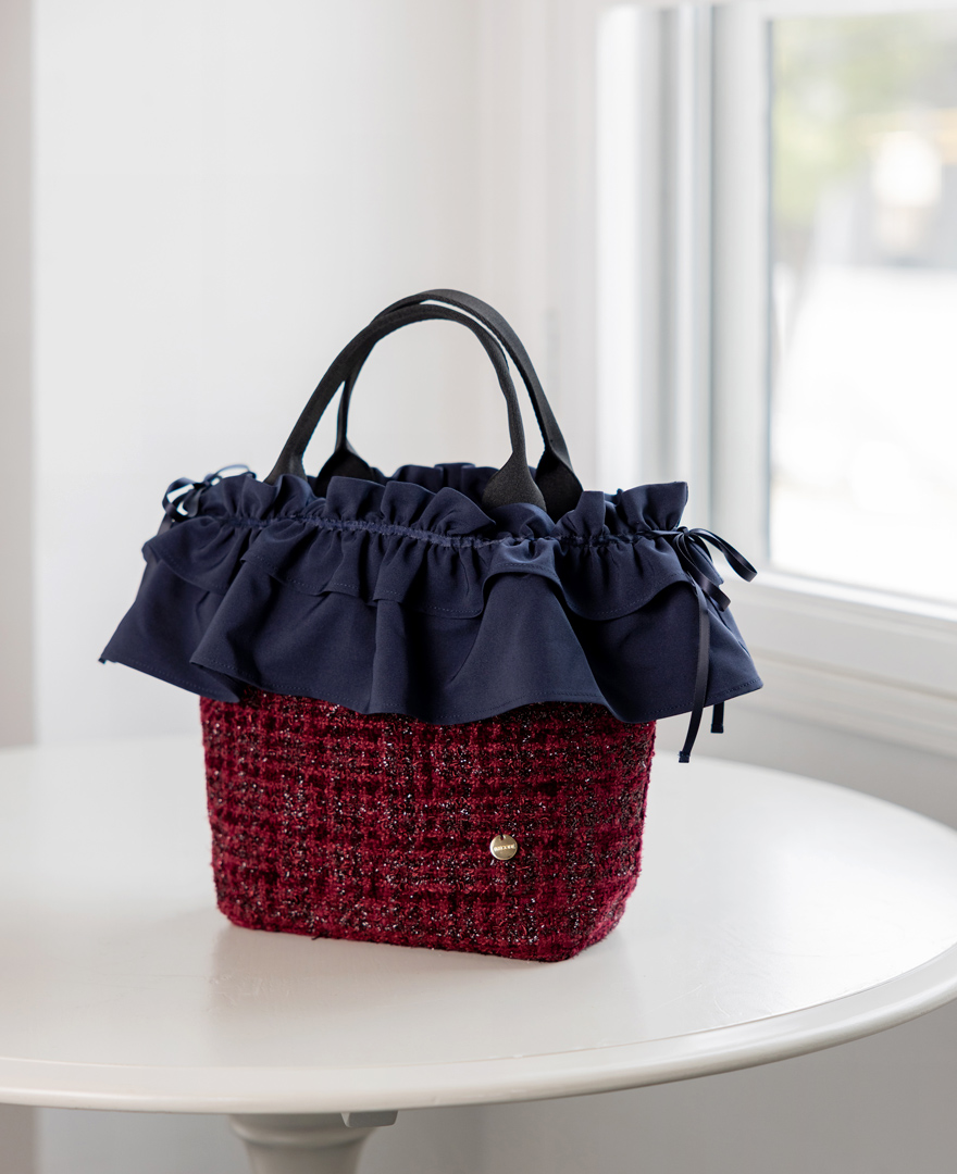 
こだわり抜いた上質なツイードバッグ〈全8色〉に、3色のフリルを自由自在に付け替えてカスタマイズを楽しめる『TRECODE マイフリルバッグ』
深みのあるシックなワインカラーは、エレガントで落ち着いた大人の女性を演出。
ネイビーのフリルを組み合わせることで、色のトーンがまとまり、ワンランク上の高級感漂う印象に仕上がります。
フリルありで、ホテルランチやディナーなど華やかなお出かけに。フリルなしなら、学校行事や面談などきちんと見せたい日にも活躍！
ON/OFF問わず使える、頼れるバッグです。 