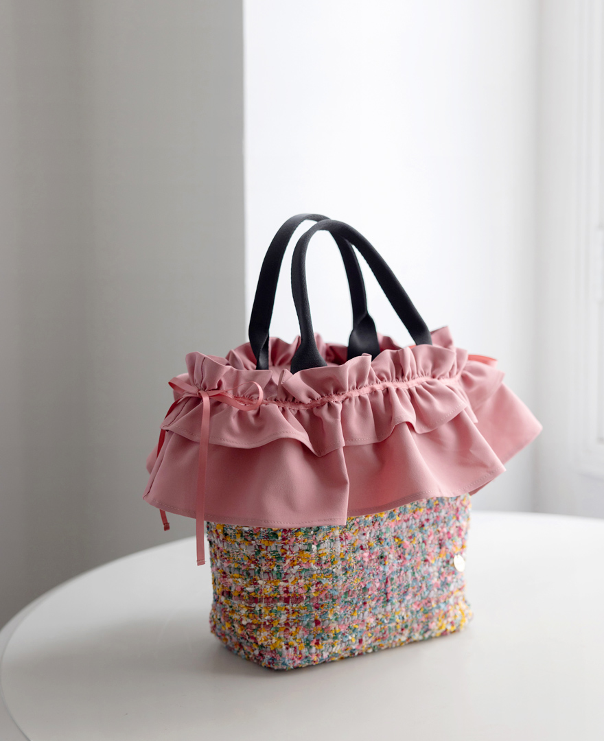 こだわり抜いた上質なツイードバッグ〈全8色〉に、3色のフリルを自由自在に付け替えてカスタマイズを楽しめる『TRECODE マイフリルバッグ』
ピンク、イエロー、ブルーなど、色とりどりの糸が織りなす華やかなミックスカラー。多幸感あふれるカラーの配色が、持つ人の気分まで明るくしてくれます！
一見カラフルながら、本体の糸の色味とピンクフリルをリンクさせることで全体に統一感が生まれ、まとまりのある洗練された印象に仕上がります。
ベーシックなコーデも一瞬に格上げ。無難になりがちな着こなしを華やかに彩ります。