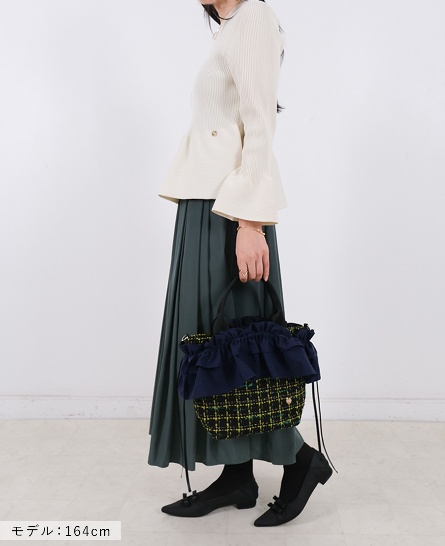 こだわり抜いた上質なツイードバッグ〈全8色〉に、3色のフリルを自由自在に付け替えてカスタマイズを楽しめる『TRECODE マイフリルバッグ』
ブラックの生地にネオンカラーのイエローラインが目を惹く個性的なカラーリング。
バッグ本体の色合いに対して、あえてネイビーフリルを合わせることで、全体の印象が柔らかく、深みのある大人な配色に♡
「個性的なカラーバッグは難しいかも？」と思いがちですが、ベースには黒を使用しているため、意外とどんなアイテムとも合わせやすいのが魅力です。
フリルを付けることで、エッジの効いたカラーもぐっとフェミニンな雰囲気にまとまります。