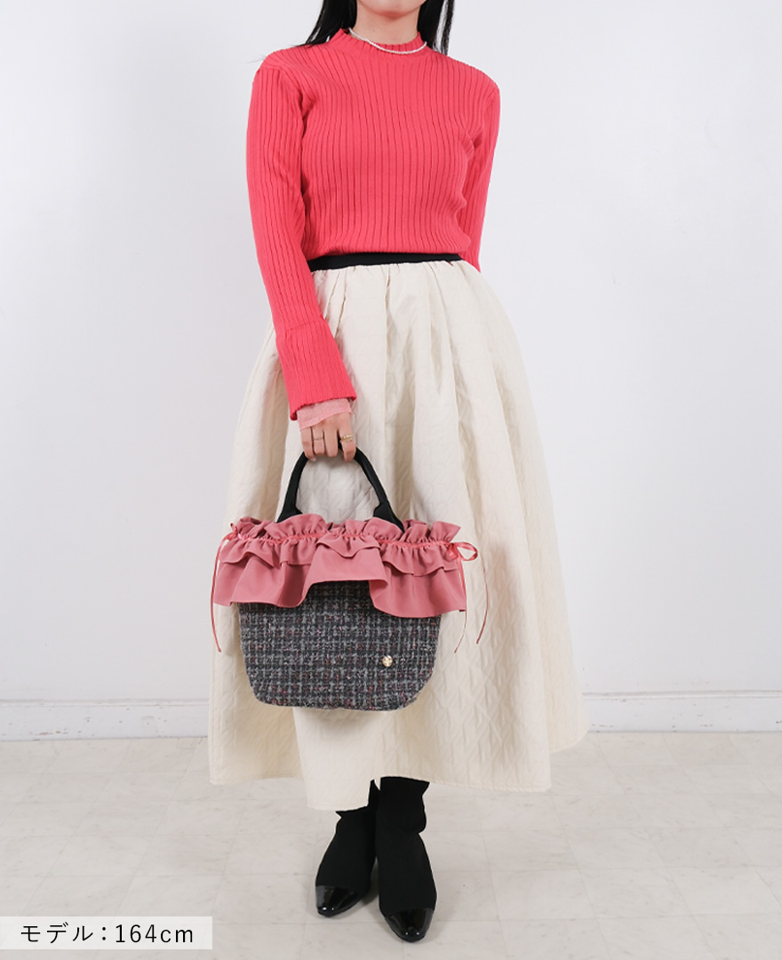 大人可愛い組み合わせを求めるならこれ！シックなグレーに優しいピンクフリルを合わせることで、大人女性の持つ柔らかさと上品な可愛らしさを両立します。

バッグ本体が落ち着いたトーンのため、甘くなりすぎず、幅広い年齢層の方に楽しんでいただけるフェミニンな配色です。

白やベージュなど明るめアイテムとの相性は抜群！デートや女子会、気分を上げたいお出かけの際に、とびきりフェミニンな装いを完成させます。

フリルを外せば、グレーの落ち着いた表情が引き立ち、オフィススタイルにもなじむ上品なトートバッグに！