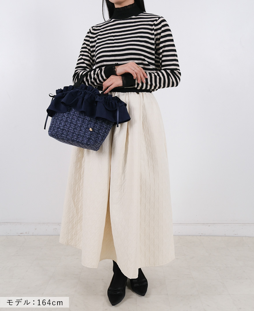 こだわり抜いた上質なツイードバッグ〈全8色〉に、3色のフリルを自由自在に付け替えてカスタマイズを楽しめる『TRECODE マイフリルバッグ』
濃淡の異なるパープルの織り柄が、バッグ全体に深みと奥行きを与え、洗練された印象に。
ネイビーのフリルを合わせることで、派手になりすぎない、シックで気品あふれる大人上品スタイルが完成！
普段カラーアイテムを着ない方でも挑戦しやすく、持つだけでコーデが華やかになります。