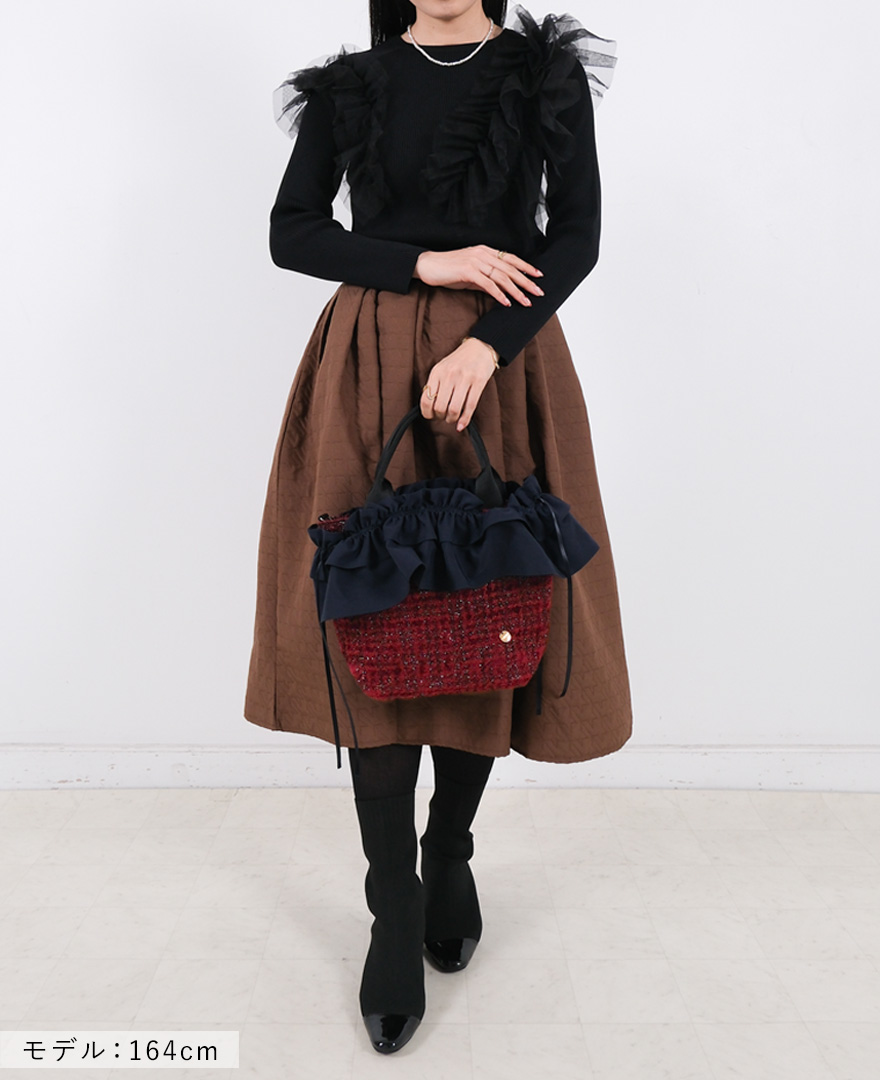
こだわり抜いた上質なツイードバッグ〈全8色〉に、3色のフリルを自由自在に付け替えてカスタマイズを楽しめる『TRECODE マイフリルバッグ』
深みのあるシックなワインカラーは、エレガントで落ち着いた大人の女性を演出。
ネイビーのフリルを組み合わせることで、色のトーンがまとまり、ワンランク上の高級感漂う印象に仕上がります。
フリルありで、ホテルランチやディナーなど華やかなお出かけに。フリルなしなら、学校行事や面談などきちんと見せたい日にも活躍！
ON/OFF問わず使える、頼れるバッグです。 