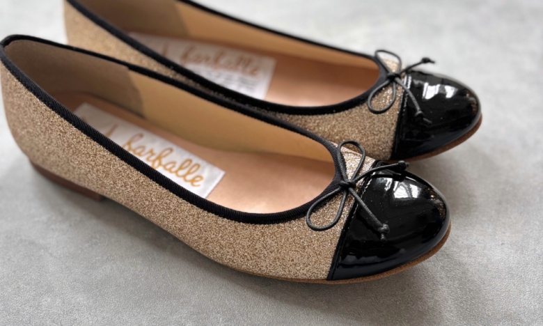 より華やかなゴールド×エナメルブラックの「INES(グリッター)」ゴールド。