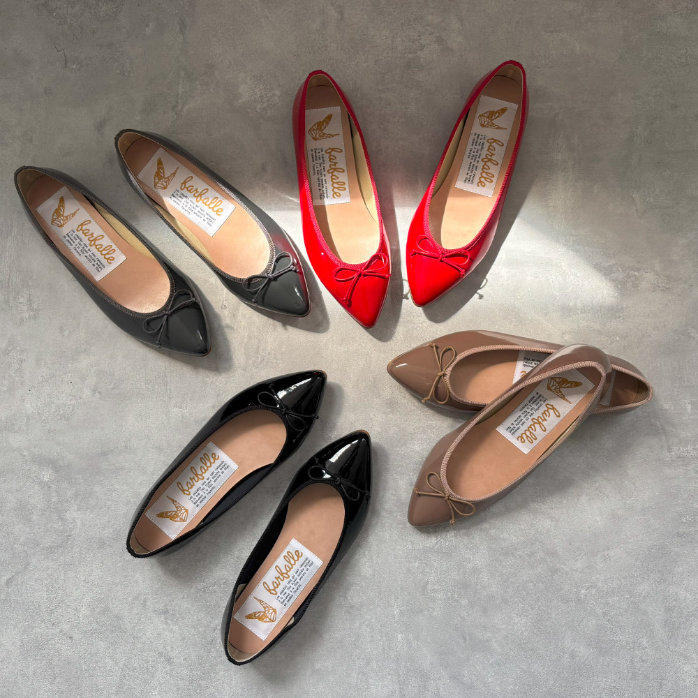 フラットでも上品な足もとを演出できるレッドやブラックなど厳選された4色展開。