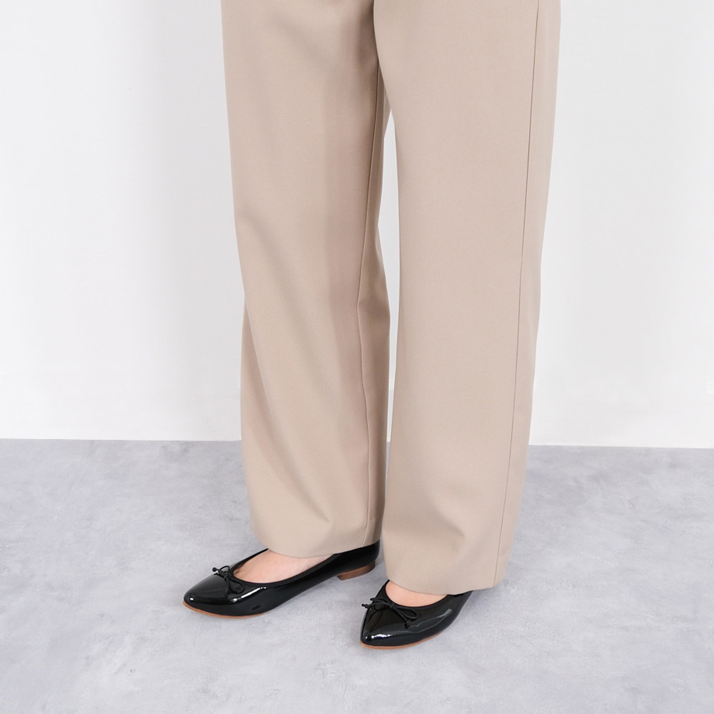 つま先の痛みの不安から解放される、ポインテッドトゥバレエシューズは足元をすっきり見せたいお母様におすすめ。