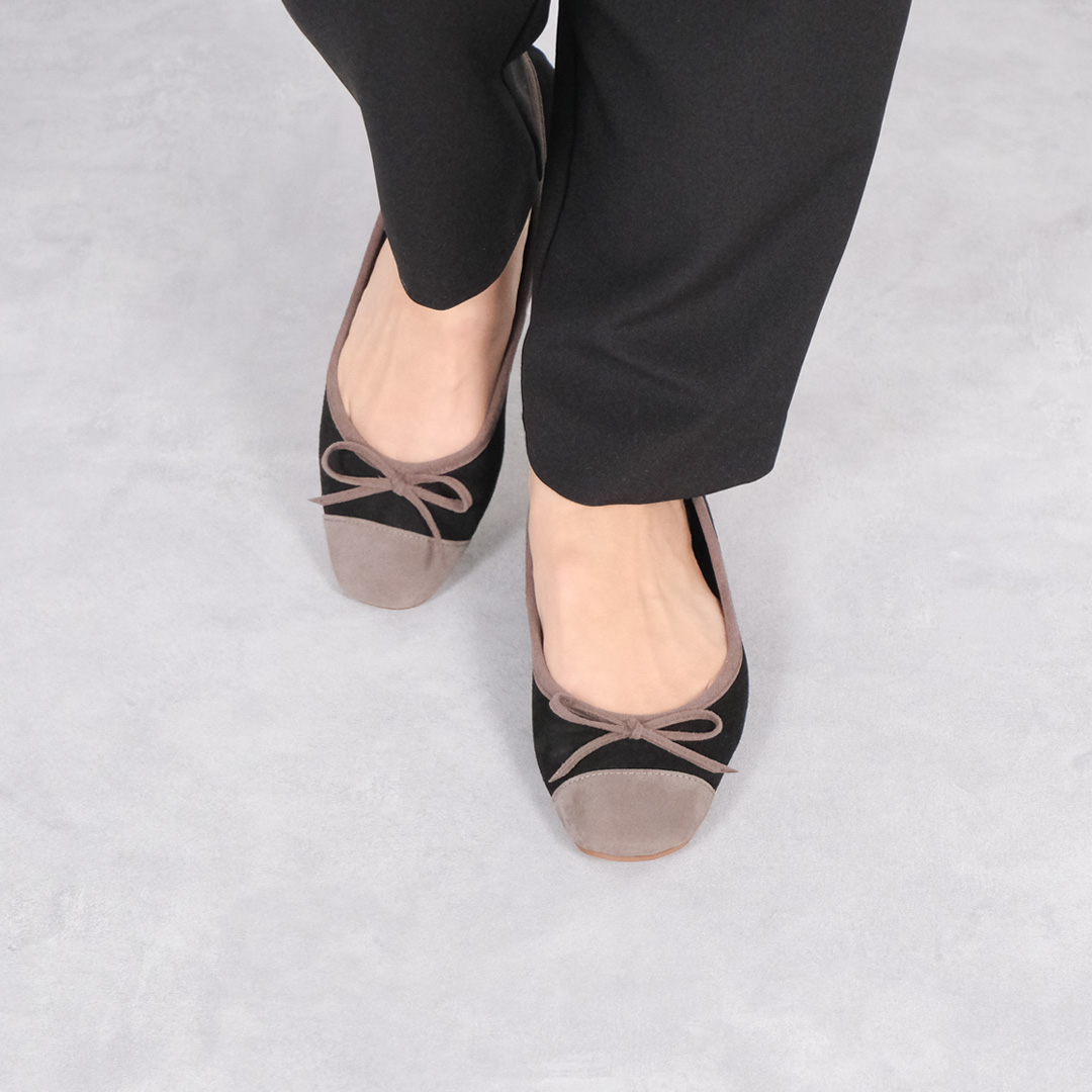 上質な本革素材を使用した、スクエアトゥフラットバレエシューズ。本物志向のお母様への誕生日や母の日ギフトに。