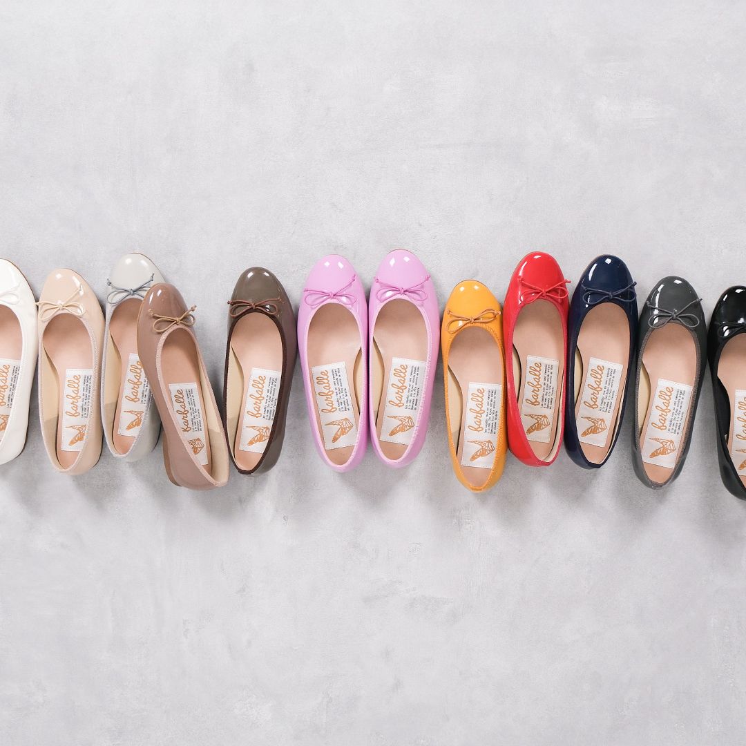 お母様に似合うカラーが必ず見つかる定番ブラックやレッド、ブラウンなど豊富な全17色展開のエナメルバレエシューズ。