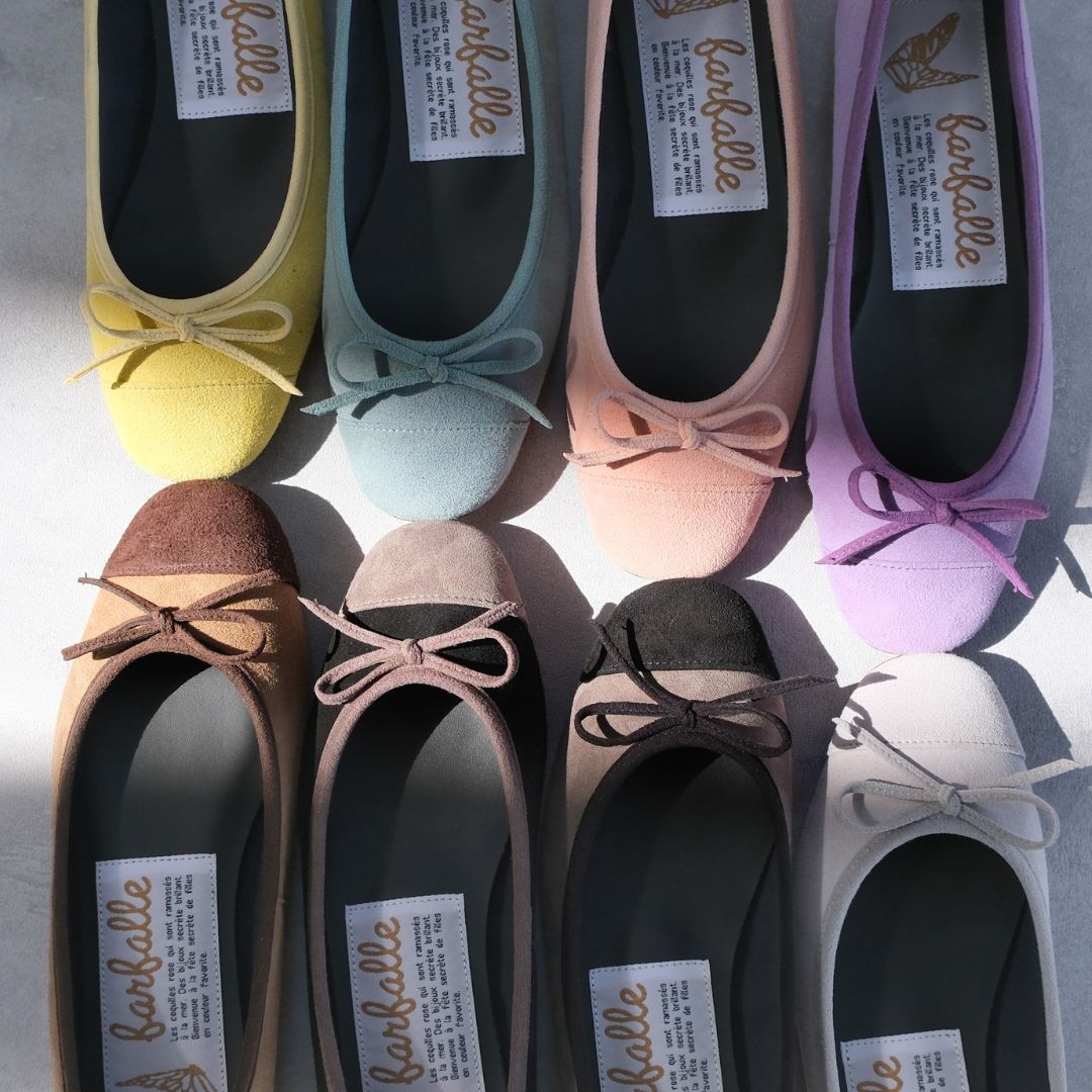 軽やかなパステルカラー5色とトゥとリボンのバイカラーが一捻り効いたベーシックカラー3色をご用意。